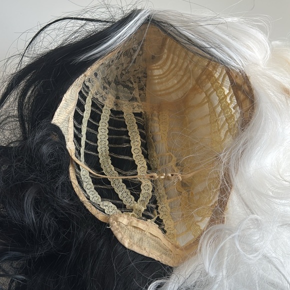 Short Black and White Wig Shoulder Length Wavy Two Tone Cosplay Wig Full Bangs - Picture 8 of 8